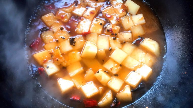 酱香米豆腐,加入水,刚刚漫过米豆腐,大火煮沸