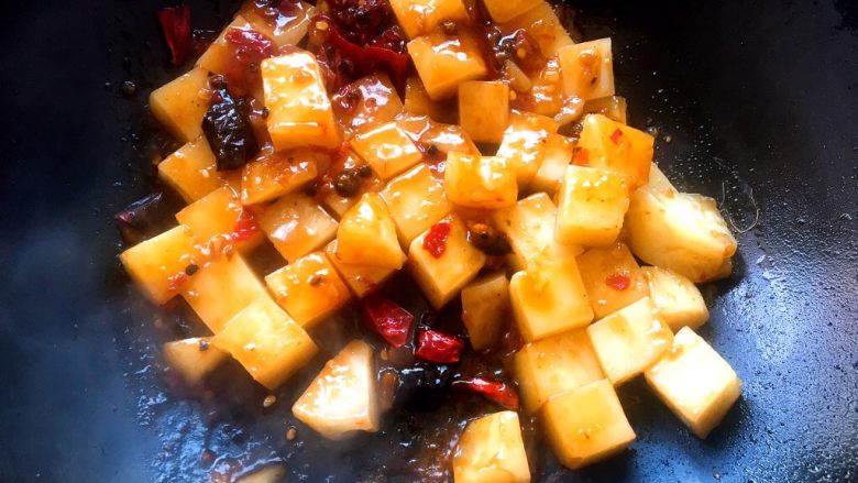 酱香米豆腐,然后颠锅翻炒,不要用锅铲,米豆腐易碎