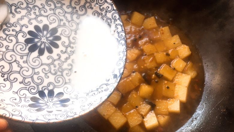 酱香米豆腐,勾芡一下,让汁水更浓稠