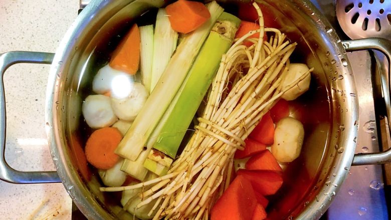 竹蔗茅根水,全部食材放入锅中,加水超过一倍。
(水可以尽量多)
