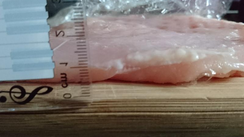 嫩煎鸡胸肉,健身减脂必备,敲成这样子,用尺量一下,差不多是1cm左右!