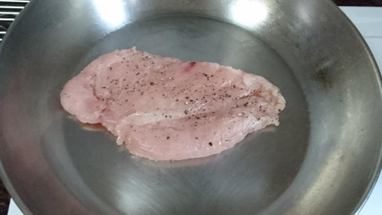 嫩煎鸡胸肉,健身减脂必备,放入鸡胸肉。