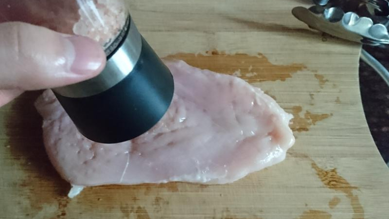 嫩煎鸡胸肉,健身减脂必备,开始腌肉的步骤,先加盐!