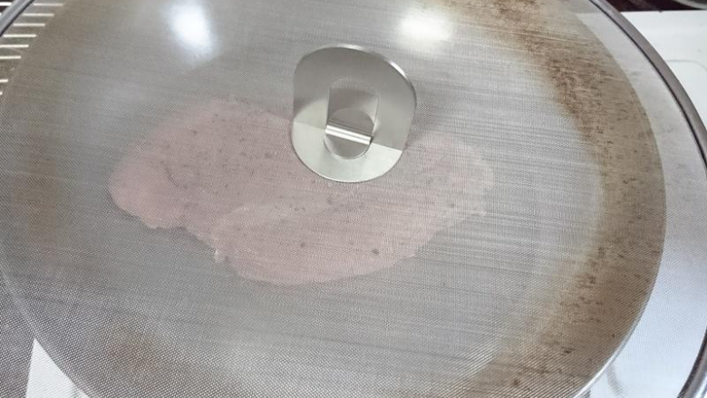 嫩煎鸡胸肉,健身减脂必备,可以盖上这种防喷油的盖子
