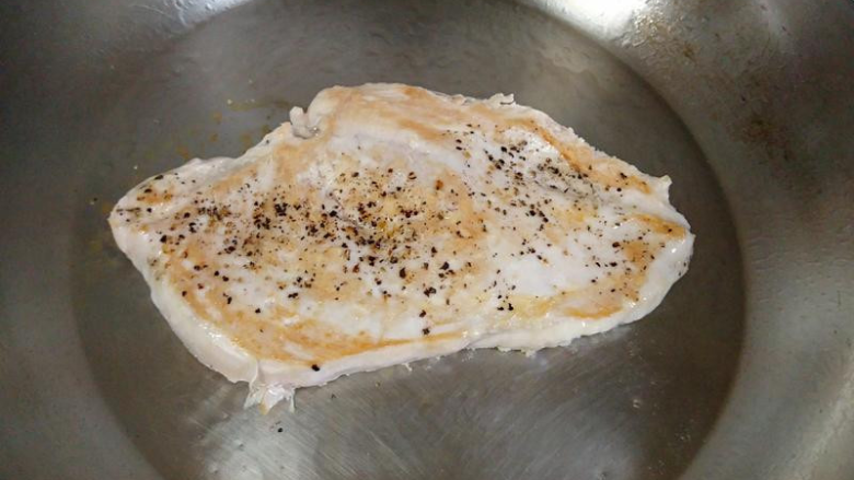 嫩煎鸡胸肉,健身减脂必备,两分钟到了,把鸡肉翻面!