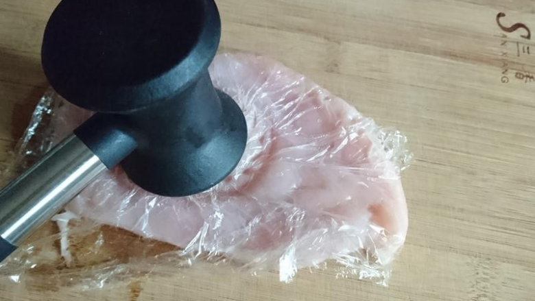 嫩煎鸡胸肉,健身减脂必备,准备肉锤!