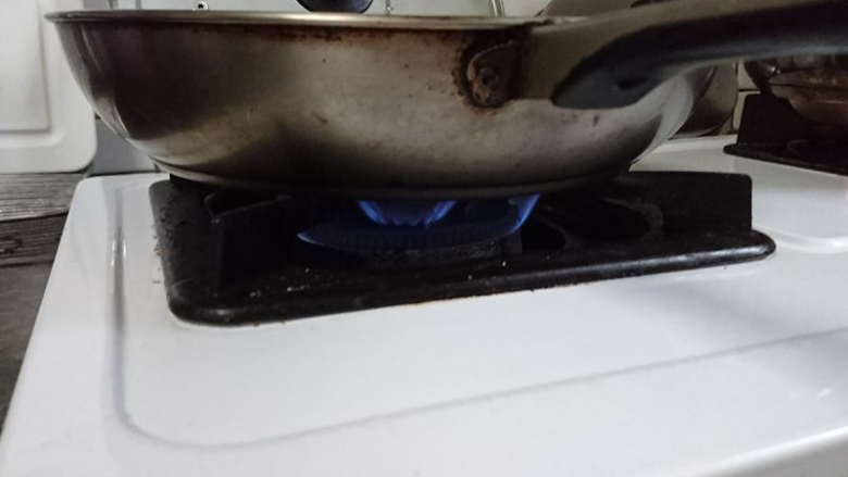 嫩煎鸡胸肉,健身减脂必备,开始热锅!一开始可以先用中大火加速热锅!