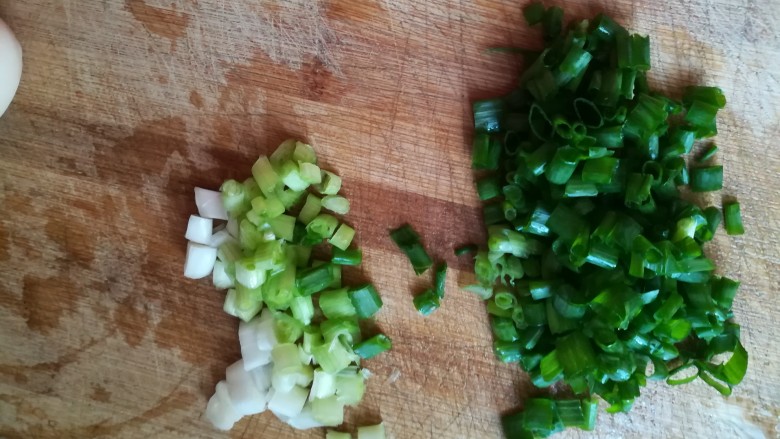 美味可口的紫菜炒蛋,把葱切碎,分葱白和葱绿哦。