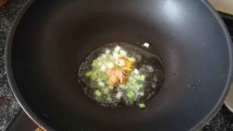 美味可口的紫菜炒蛋,加入姜块煸炒