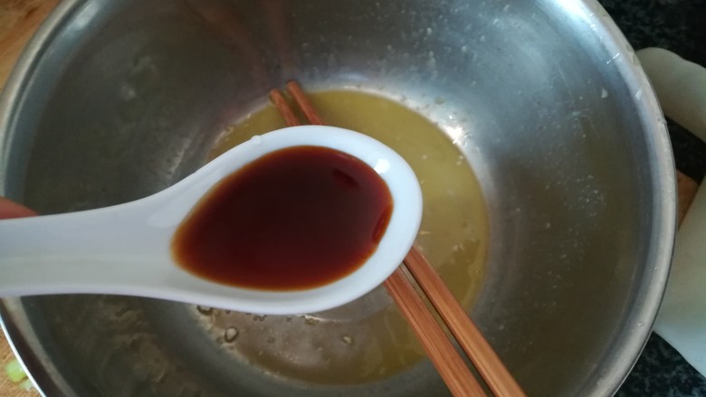 美味可口的紫菜炒蛋,盆子里调好调味品,加入盐巴,味精,蒸鱼豉油等常规调料。