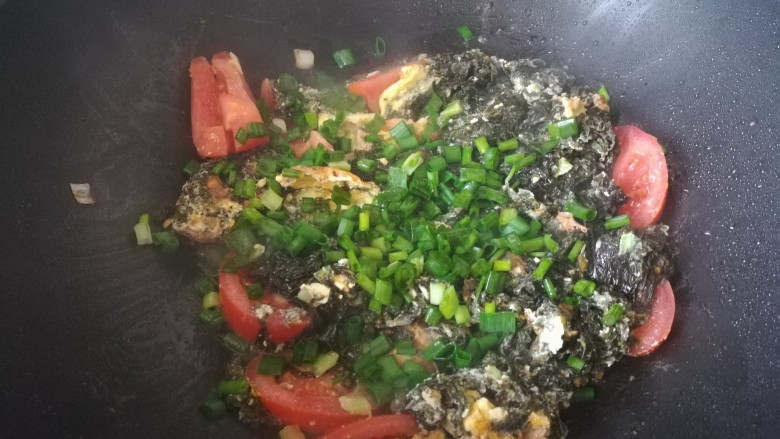 美味可口的紫菜炒蛋,最后撒上葱花,加入调好的调料快速翻炒,即可起锅。