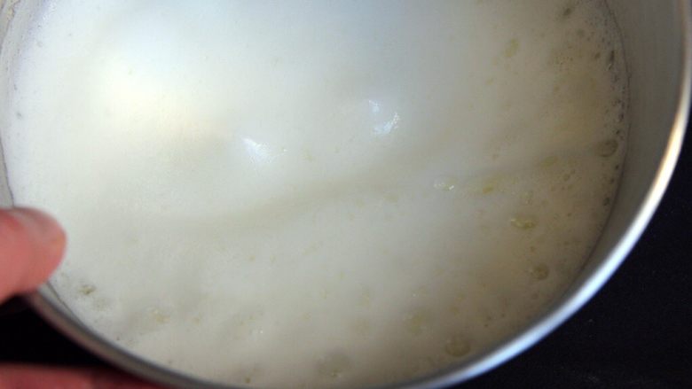 奶酪戚风蛋糕,打蛋器打发至膨胀,出现粗泡。