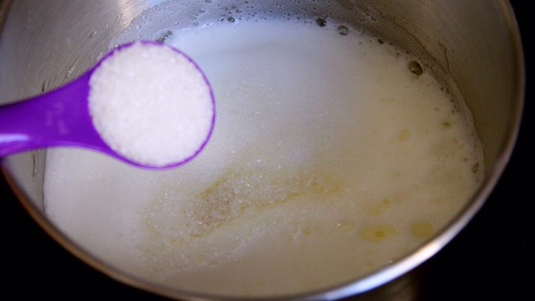 奶酪戚风蛋糕,加入30克的细砂糖,搅拌50圈左右。