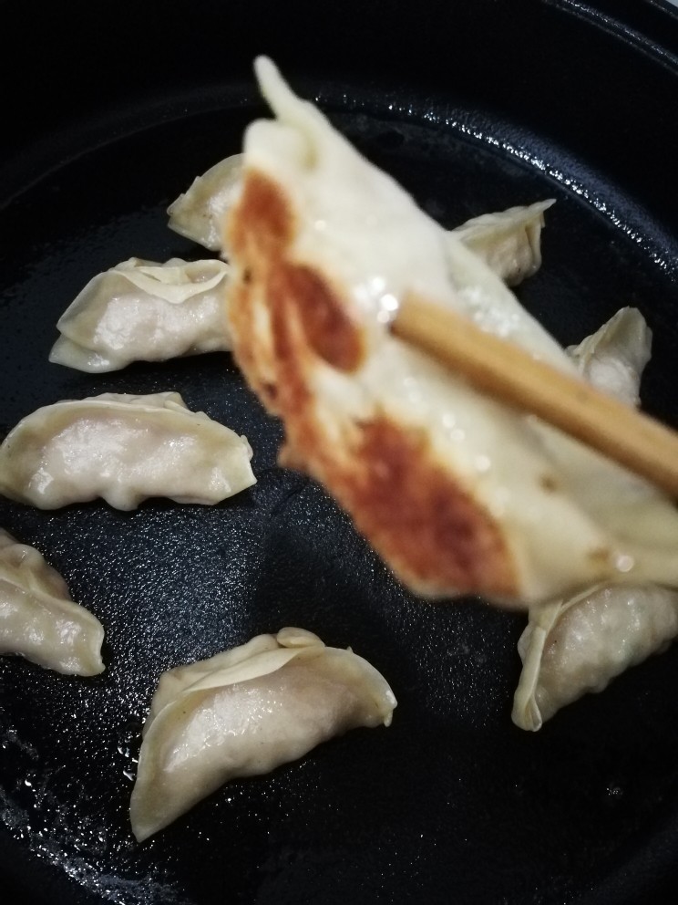 韭黄虾仁煎饺,可以夹起煎饺看下底部是否焦黄,是的话就可以关火出锅啦😝