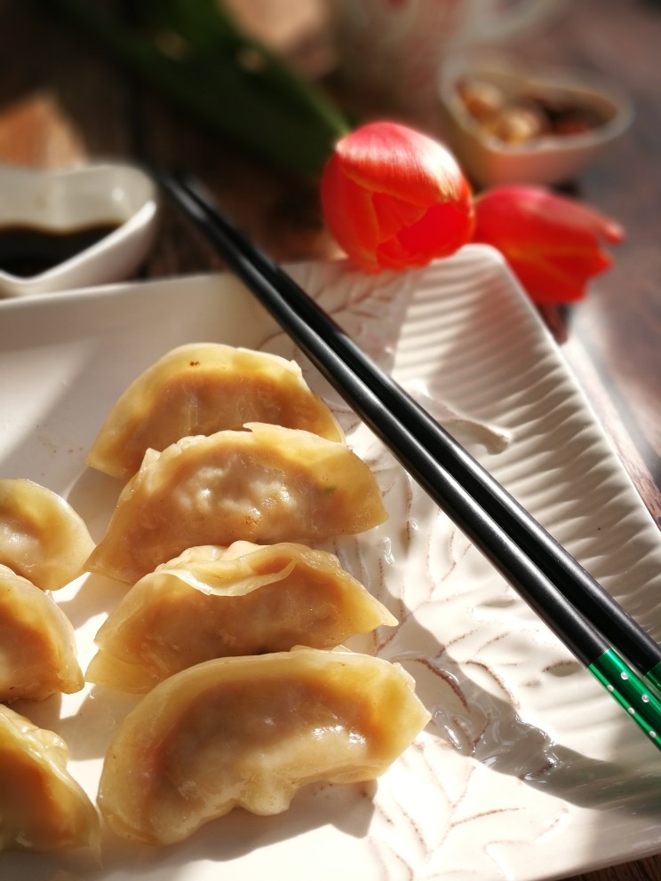 韭黄虾仁煎饺,醋碟准备好,开动吧😄