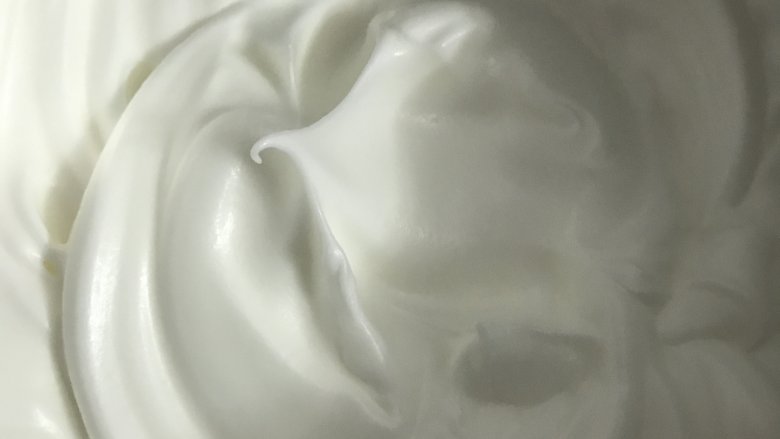 爱心草莓蛋糕卷,蛋清中加入几滴白醋,分3次加入细砂糖,打发至湿性发泡。