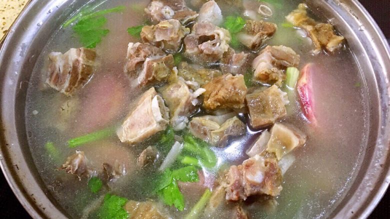 丽江腊排骨锅,把高压锅里的排骨汤也加进来
开火煮5-6分钟后就可以吃咯~
因为我的排骨提前泡了一晚 又过了水
后面再加水用高压锅压后排骨已经不咸了、汤正好有一点点咸
腊排骨如果泡的时间不够就会很咸大家要注意
