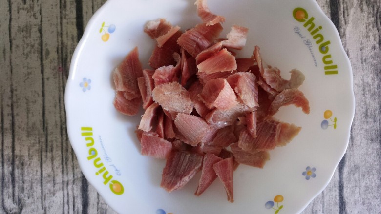 洋葱孜然炒牛肉,把牛肉设薄片,最好趁没化开时候切,比较好切