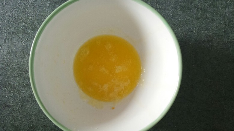 黄油香肠脆皮土司,把黄油用微波炉融化,或者隔水融化都可以