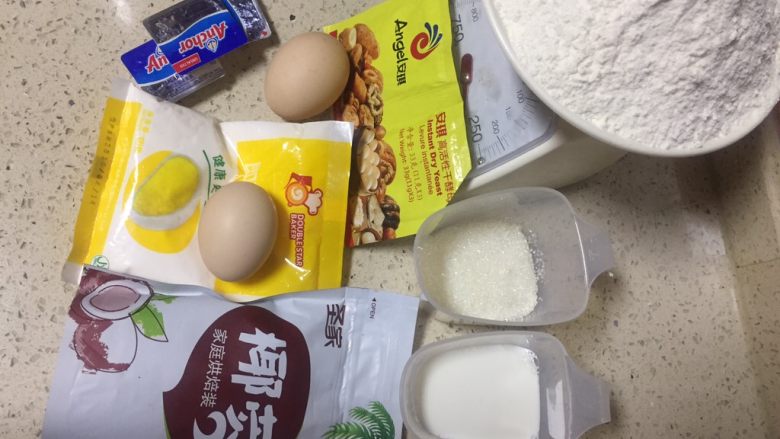 #新年甜蜜蜜#椰香酥皮早餐包,准备所需食材,糖,奶用量杯计量,面粉称重备用