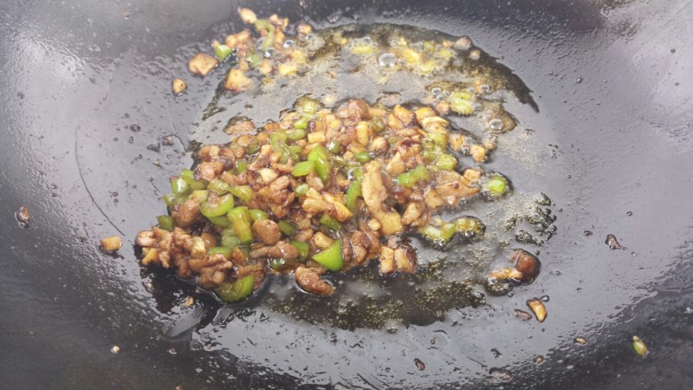 香菇牛肉意面,炒香