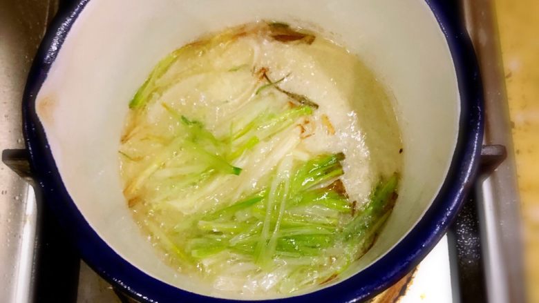清蒸鱼的小细节,小奶锅中加适量油、烧热后下葱白丝
大概15秒左右即可