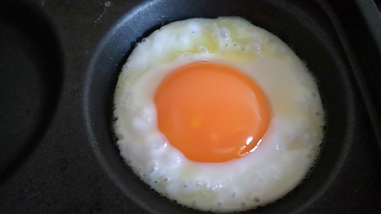 鸡蛋葱花饼+太阳蛋,打入四个鸡蛋。