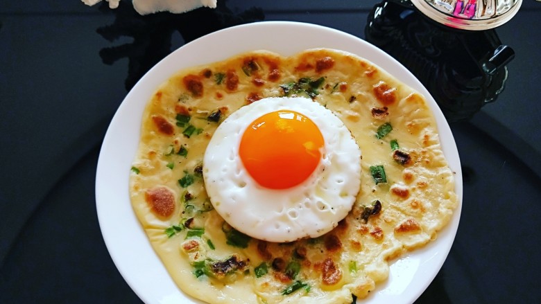鸡蛋葱花饼+太阳蛋,成品图