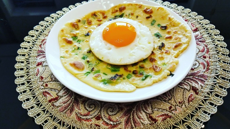 鸡蛋葱花饼+太阳蛋,煎制好的鸡蛋放在葱花饼中间即可。
