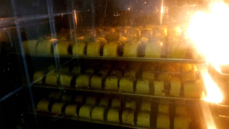 年味·中式豆沙一口酥,烤箱预热好
把酥放入烤箱烤制
我用的大风炉可以一次烤多盘
如果是家用烤箱放中层一次一盘
把烤箱转到170-180度
我烤了大概18-20分钟
烤箱的温度和时间要根据自己家的烤箱调整~~