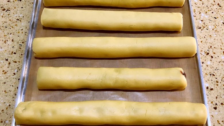 年味·中式豆沙一口酥,卷好以后的卷 大家可以再次整形
搓滚圆、或者方形都可以
也可以借助工具整形 比如饼干模