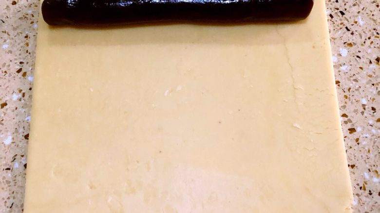 年味·中式豆沙一口酥,把面团擀成一个大片 厚薄适中
把边修直
我擀的大概7毫米左右厚