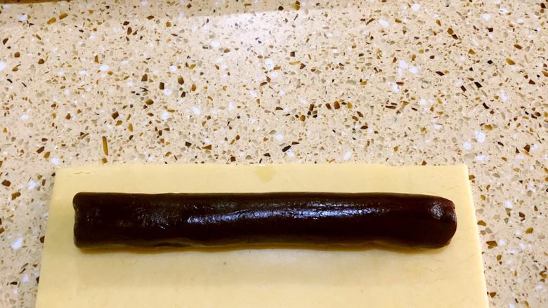 年味·中式豆沙一口酥,把豆沙馅包入面皮中卷起来~~
收口的边可以用手稍微捏一下
(有些同学担心自己卷不好 可以在擀面皮的时候 面皮下垫一个大保鲜袋 卷的时候拉着袋子会比较好卷、用袋子的缺点就是面皮会有褶皱 不光滑)