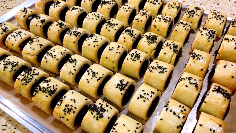 年味·中式豆沙一口酥,很多朋友做酥都是用黄油、无奈家人都不喜欢、还是喜欢猪油的香~~
不喜欢猪油的朋友换黄油也是一样做
一口酥也不是只能只能包豆沙、莲蓉、紫薯、南瓜、红薯也都是可以的 做法不变换馅料即可