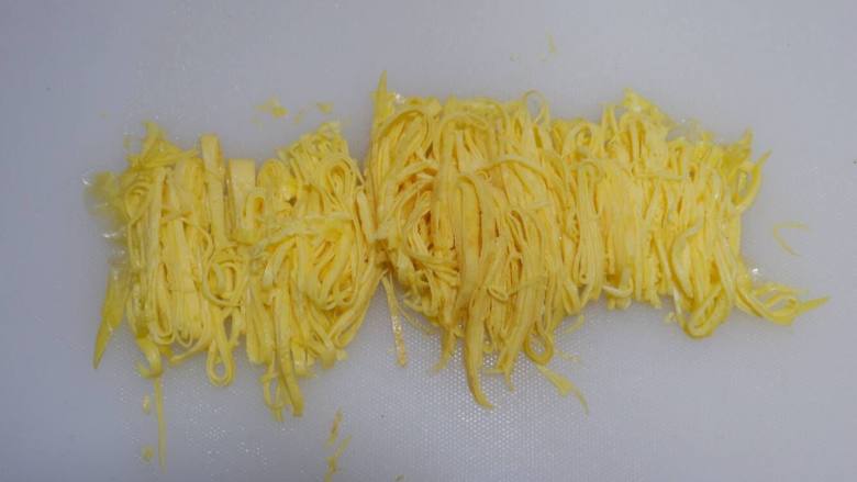 小白菜炖蛋饼,切成蛋饼丝