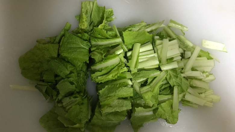 小白菜炖蛋饼,切成2CM的段。