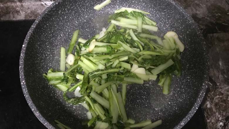 小白菜炖蛋饼,加入<a style='color:red;display:inline-block;' href='/shicai/ 112'>小白菜</a>