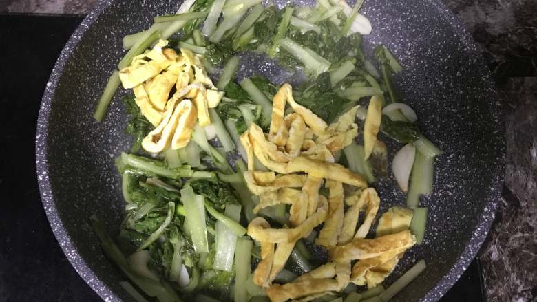 小白菜炖蛋饼,加入蛋饼丝翻炒均匀即可。