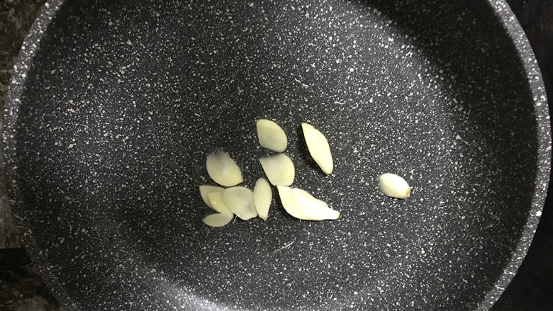 小白菜炖蛋饼,下入蒜末炒香。