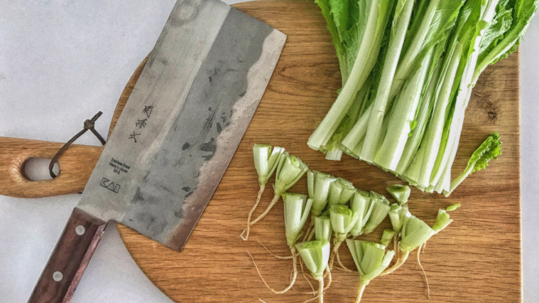 小白菜炖蛋饼,小白洗净去根部。