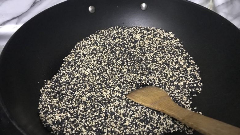 芝麻牛奶糖,黑芝麻和白芝麻放入炒锅小伙翻炒至炒出香味即可。