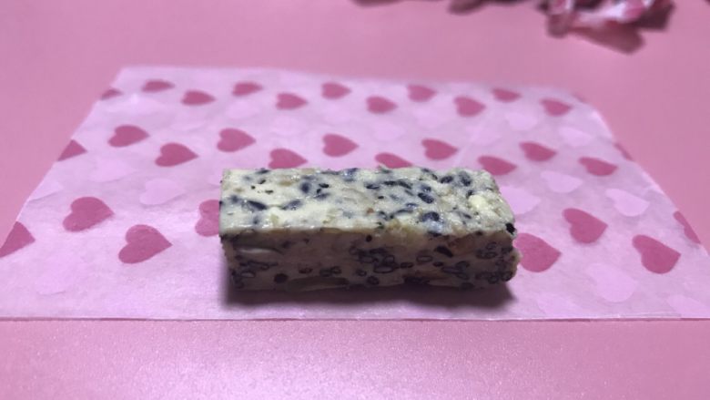 芝麻牛奶糖,包糖,剪好的糖纸放入糖块。