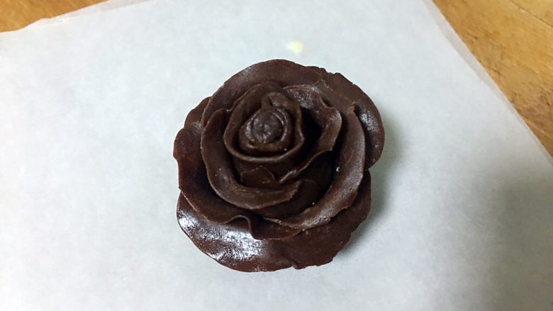 情人节礼物🎁巧克力草莓玫瑰🌹,包裹好的玫瑰花瓣边缘稍微向外弯,使其看起来更像真正的玫瑰花瓣。玫瑰的大小可按个人喜好增减花瓣的数量