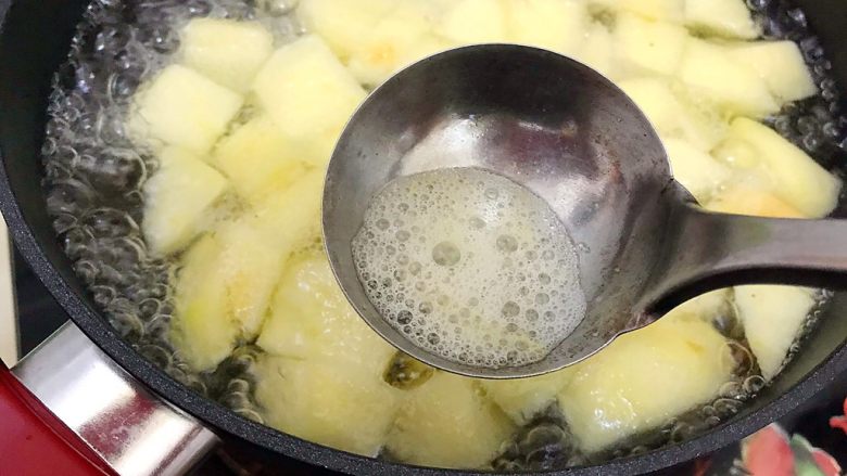 年夜饭の出入平安~桃胶葡萄干苹果甜汤,水再次煮开之后会有浮沫,我不喜欢,就撇去了,如果你不介意,可以省略这一步