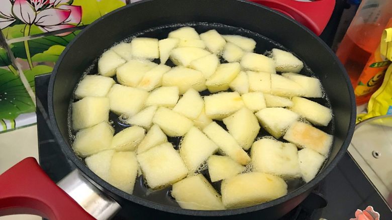 年夜饭の出入平安~桃胶葡萄干苹果甜汤,大火开煮