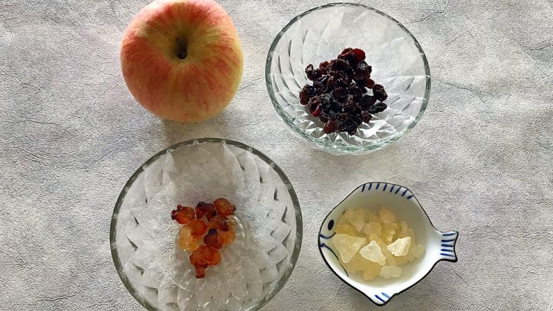 年夜饭の出入平安~桃胶葡萄干苹果甜汤,首先我们准备好所有食材