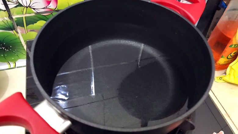 年夜饭の出入平安~桃胶葡萄干苹果甜汤,取一口小锅,入适量清水(水量约为锅体的三分之二)