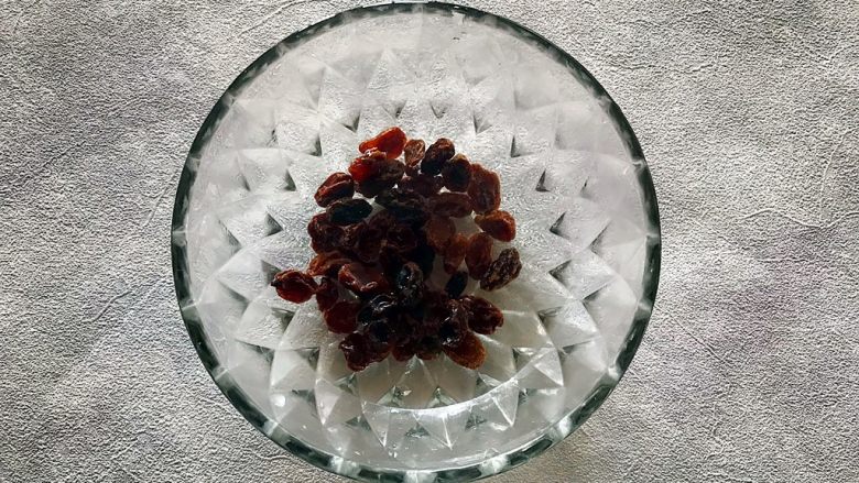 年夜饭の出入平安~桃胶葡萄干苹果甜汤,<a style='color:red;display:inline-block;' href='/shicai/ 603'>葡萄干</a>洗净