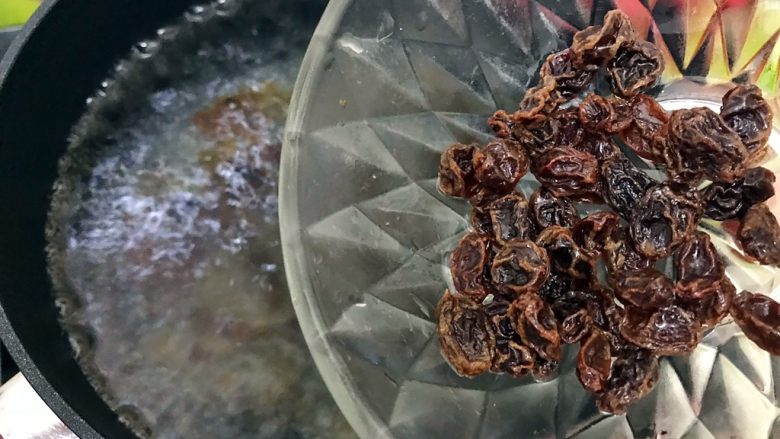 年夜饭の出入平安~桃胶葡萄干苹果甜汤,加入葡萄干