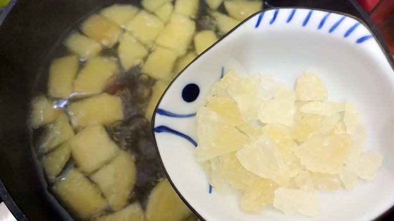 年夜饭の出入平安~桃胶葡萄干苹果甜汤,30分钟之后,打开锅盖,加入<a style='color:red;display:inline-block;' href='/shicai/ 866'>冰糖</a>